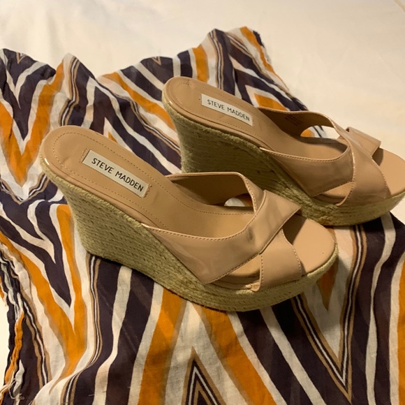 Steve Madden tan woven heel wedges - Picture 3 of 13